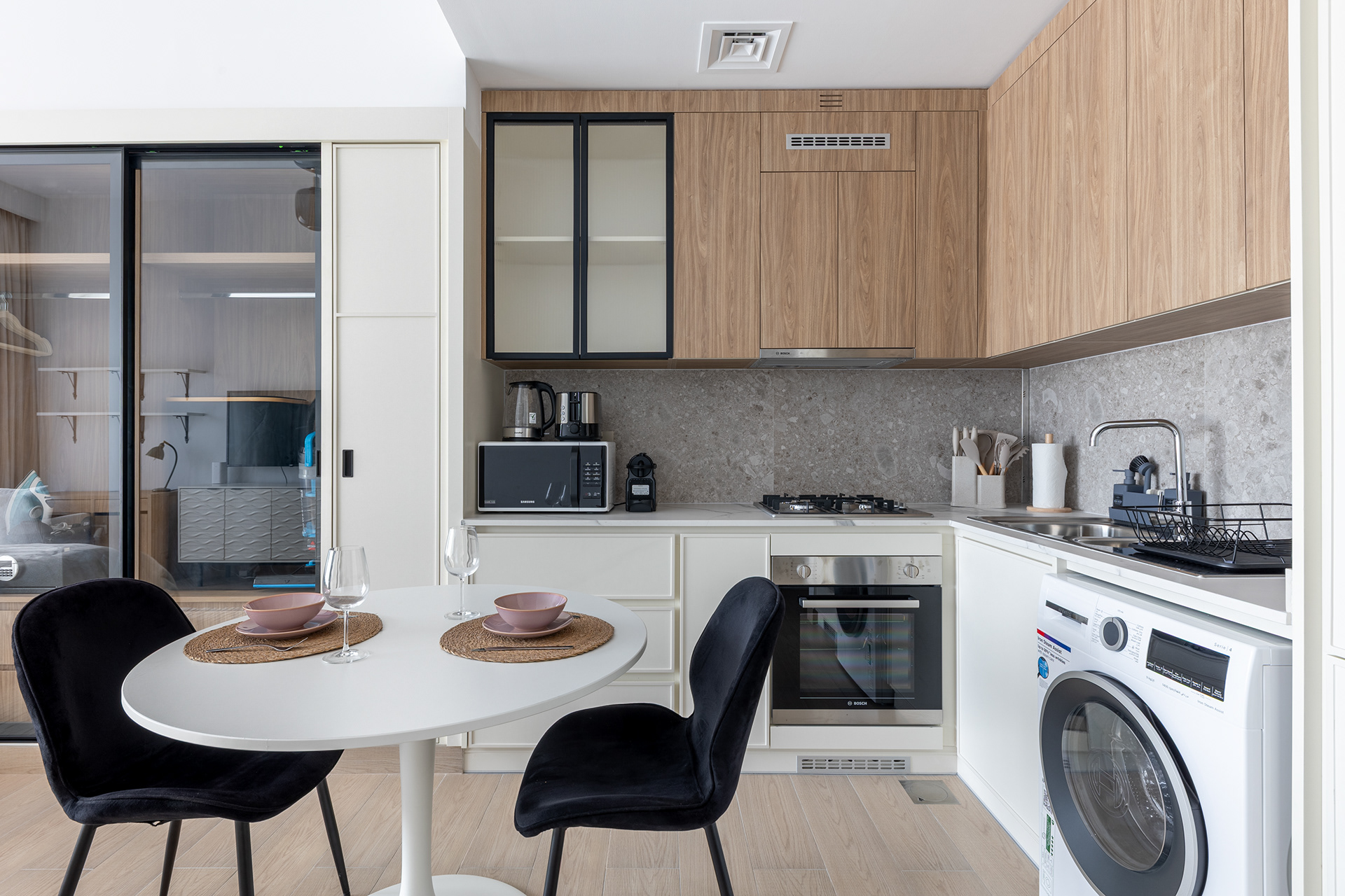 带木质元素的白色工作室公寓-3