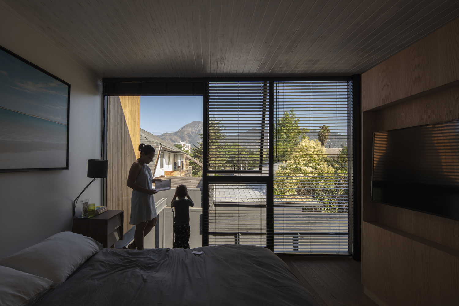 智利 Vitacura 社区翻新住宅，融入自然光线与可持续设计-25