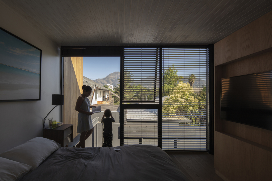 智利 Vitacura 社区翻新住宅,融入自然光线与可持续设计-25