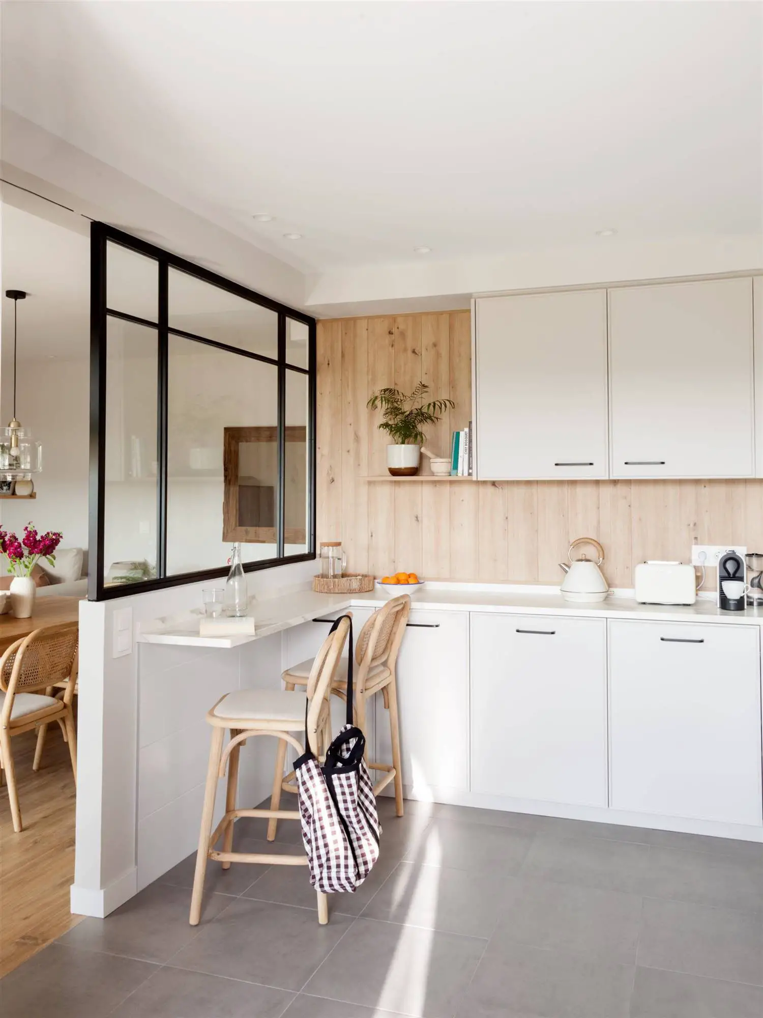 厨房中的一扇天窗,用于一间经过翻新的现代公寓-2