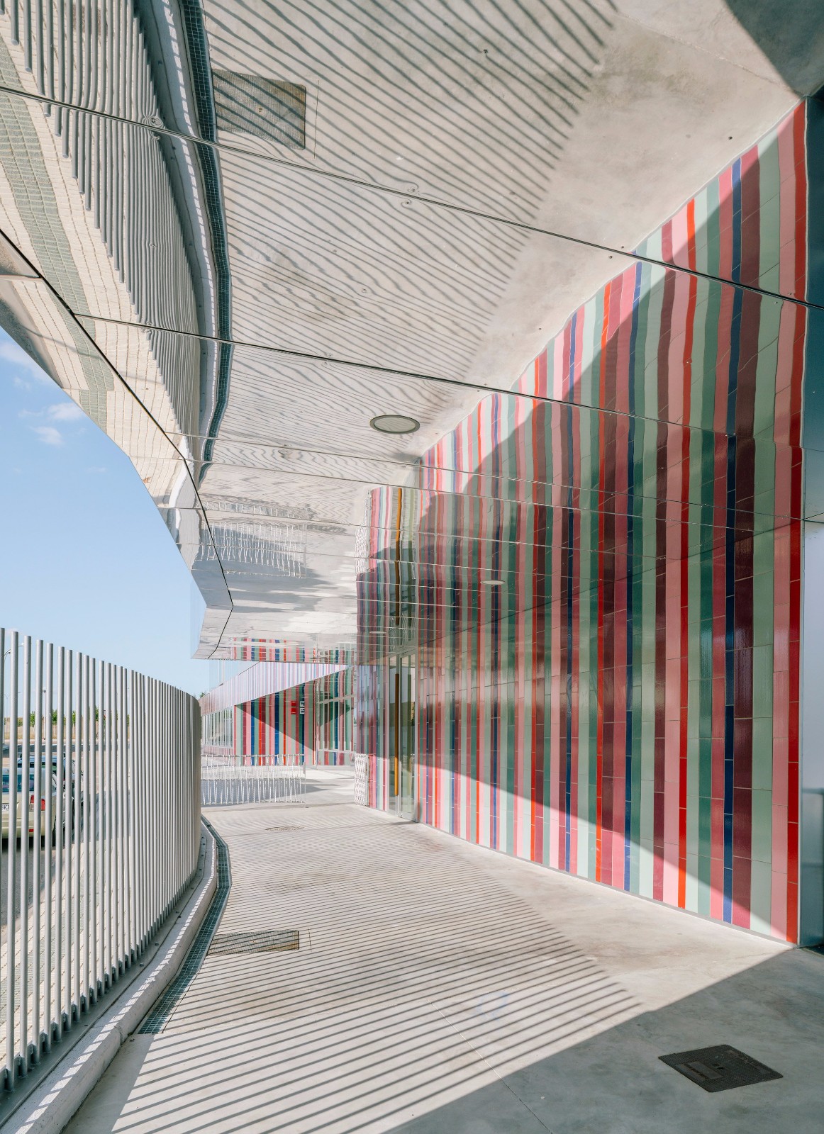 西班牙：镜面与多彩板条组成的儿童露天活动场-5