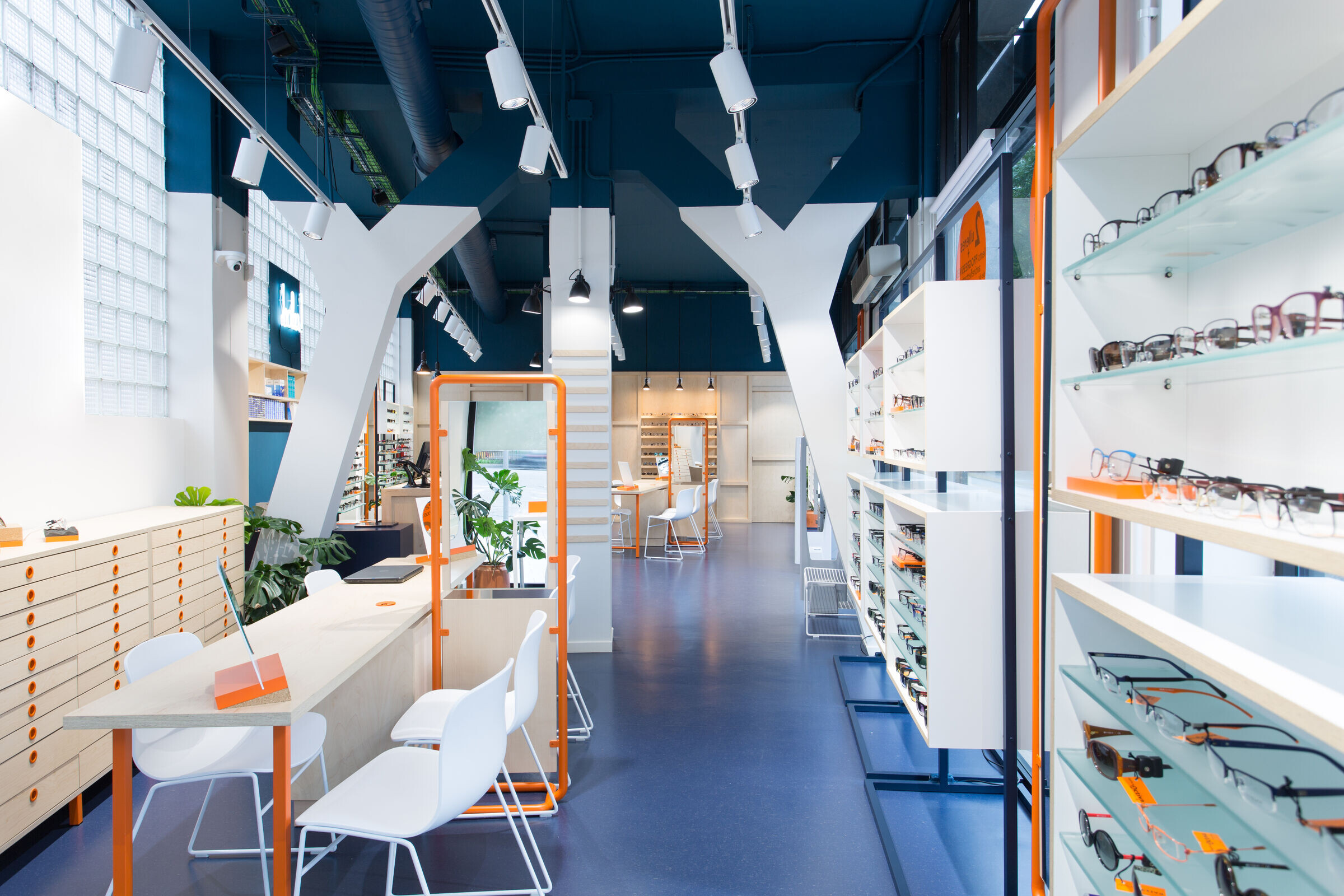 5lab 打造年轻活力的西班牙眼镜店-7