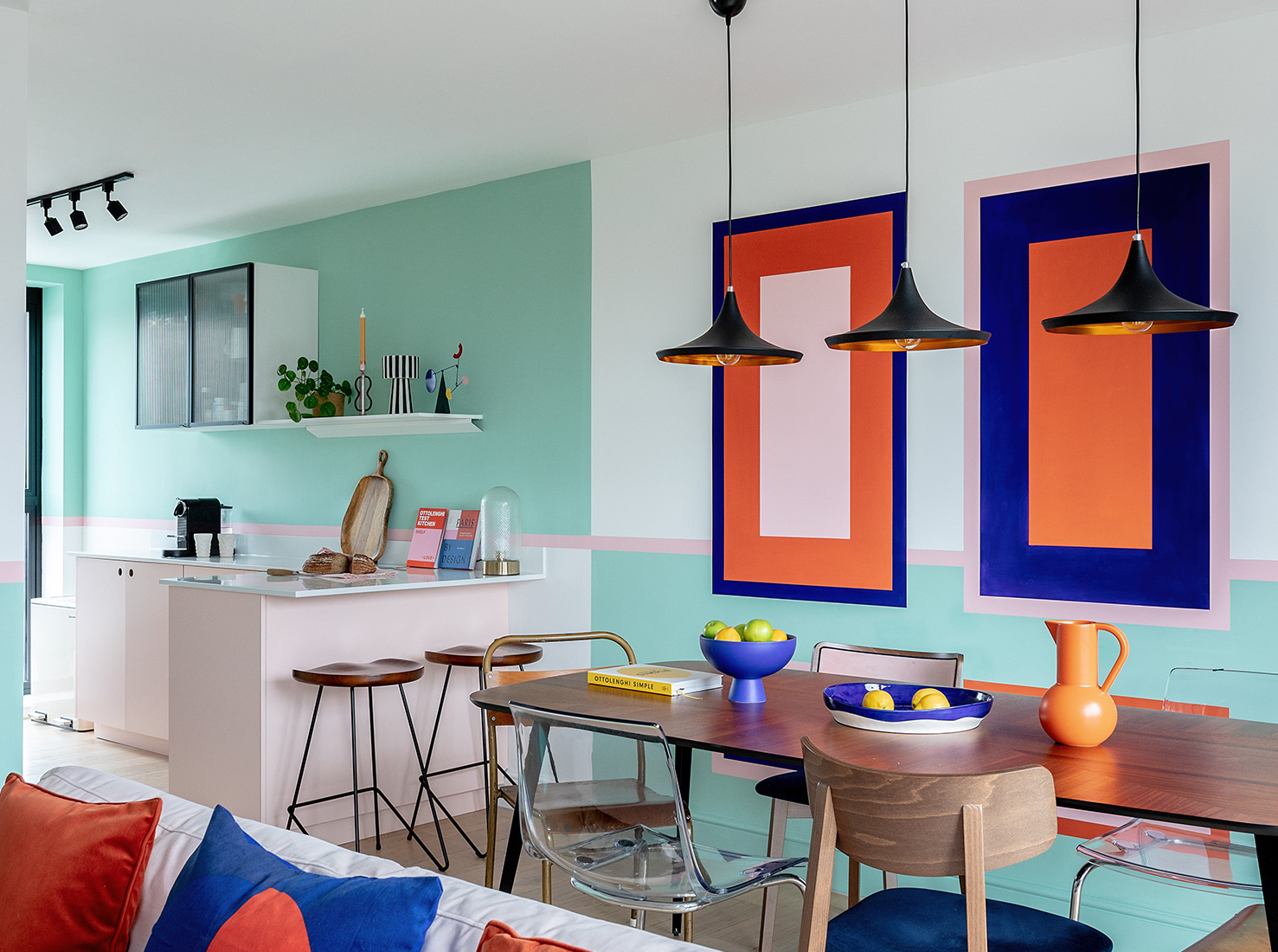 Цвет в интерьере: красочный таунхаус в Восточном Лондоне-4