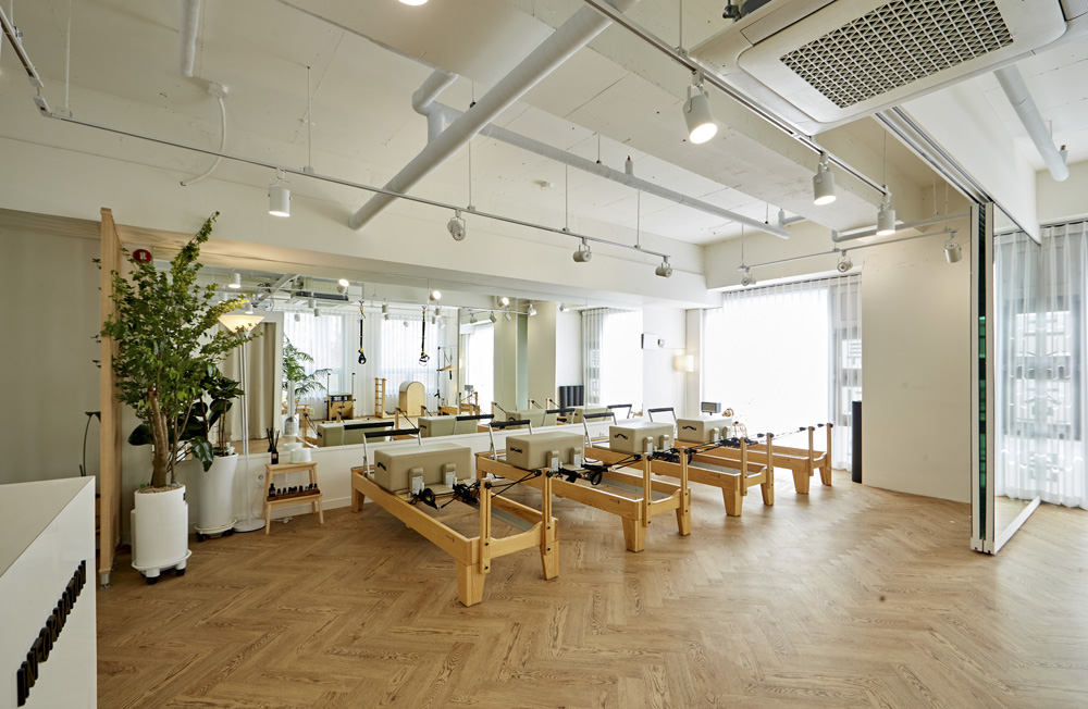 温馨舒适，20 平米白色与木质调的惬意空间-3