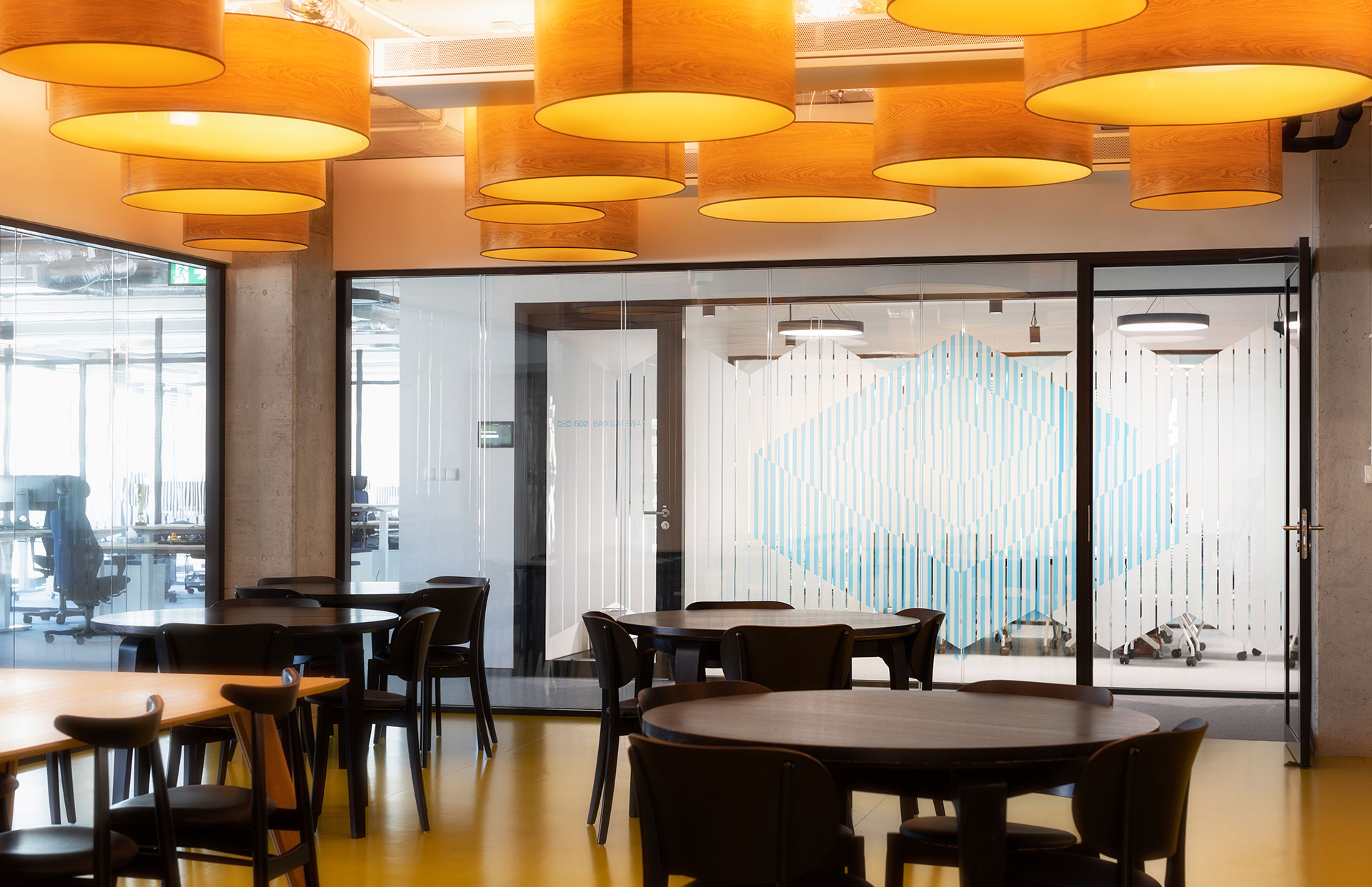 集体；合作社（考虑到其可能在不同语境中使用，集体是比较通用的译法，在经济相关语境可能是合作社 ，这里结合技术要求输出集体作为唯一结果） 丨SPYROSOFT-11