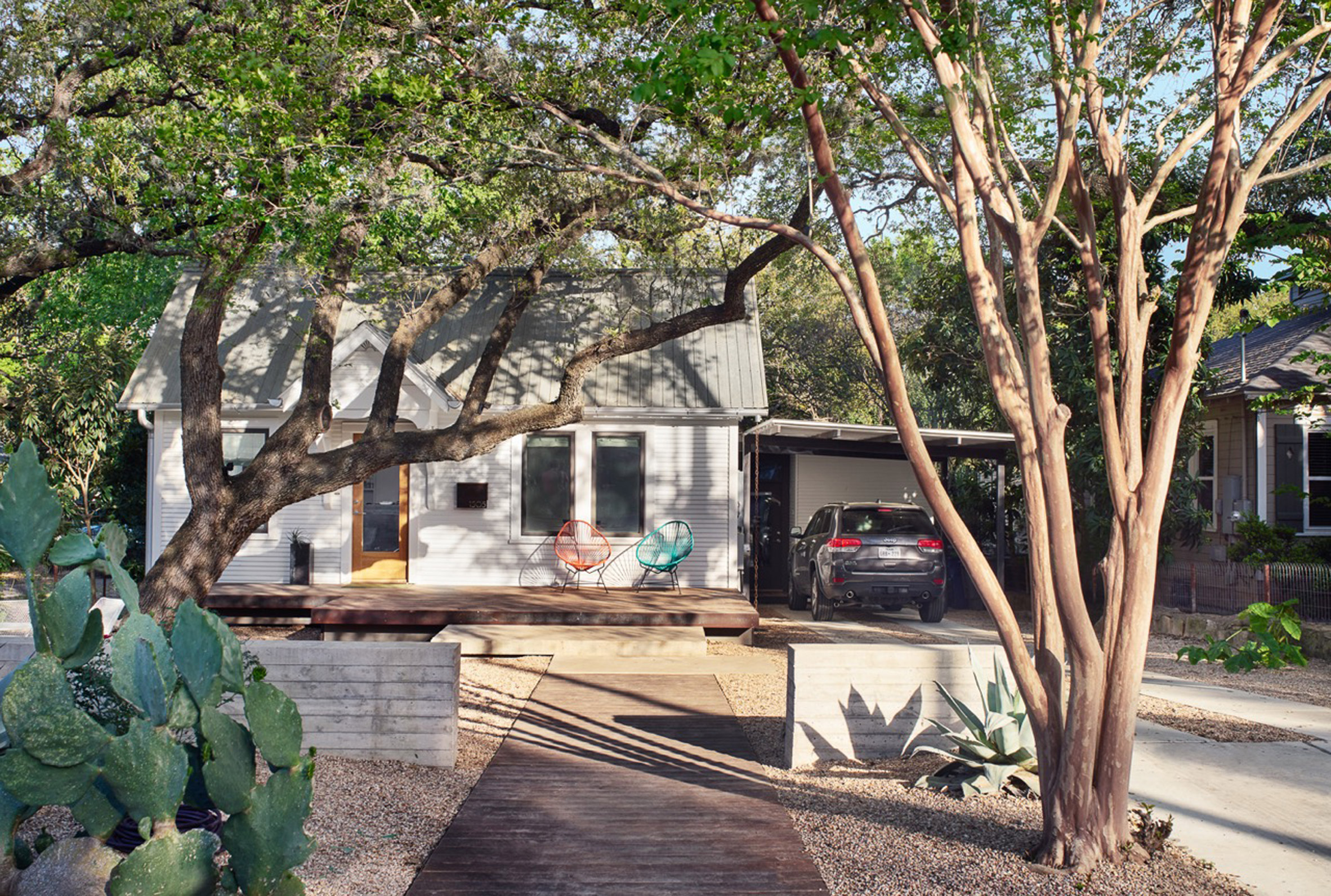 Nick Deaver enlarges 1930s Austin cottage with glass and metal additions-18