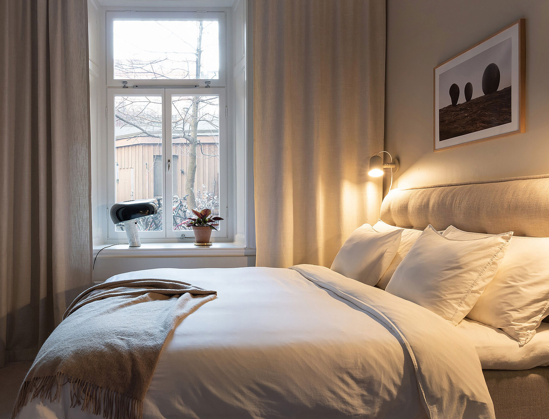 斯德哥尔摩惊人室内设计 | 拱窗与高挑天花的完美融合-13