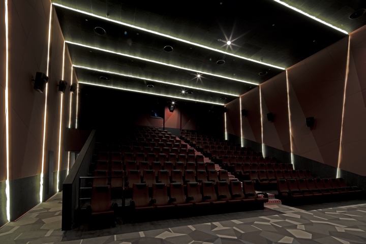 翻阅剧本的宫殿电影院-25