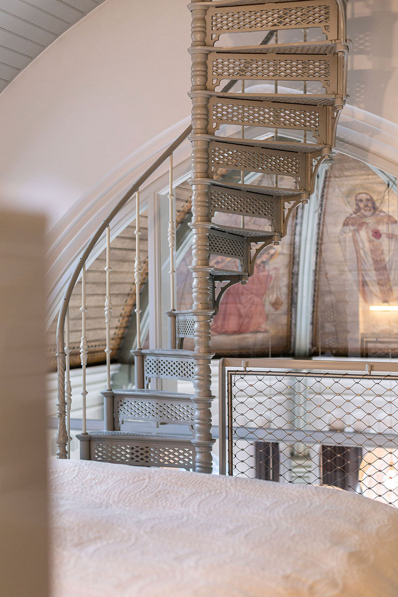 百年教堂变私人住宅，彩色玻璃与圣像的奇幻世界-18