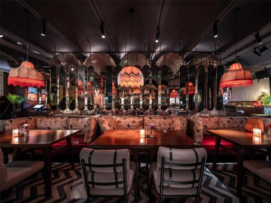 东南亚风情融入酒吧餐厅设计,POETS·Thai 引领社交新潮流-11