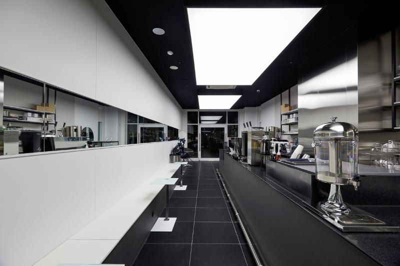 现代黑白灰 18 平米咖啡厅室内设计案例-4