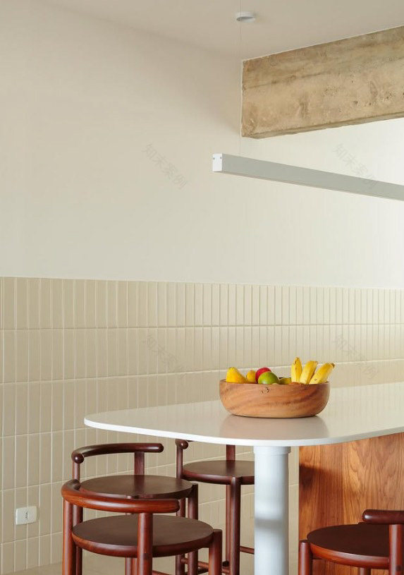 露西亚和埃利奥公寓 · 2024-15