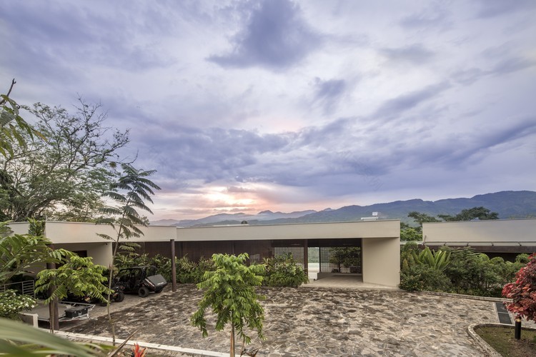 哥伦比亚 Dos Maderos House | 雕塑般匿名设计,融入自然与传统元素-8