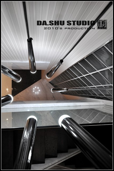 上田小区 155m2 跃层 | 细节与光影的黑白艺术-3