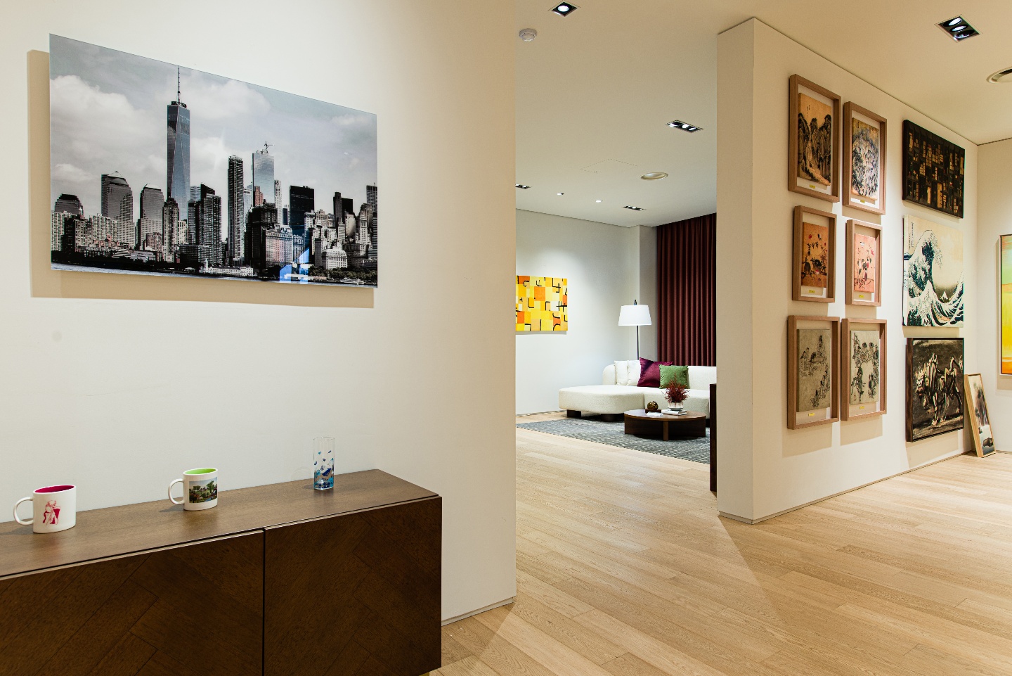 白色与木质，极简艺术的 35 平米艺术画廊-4