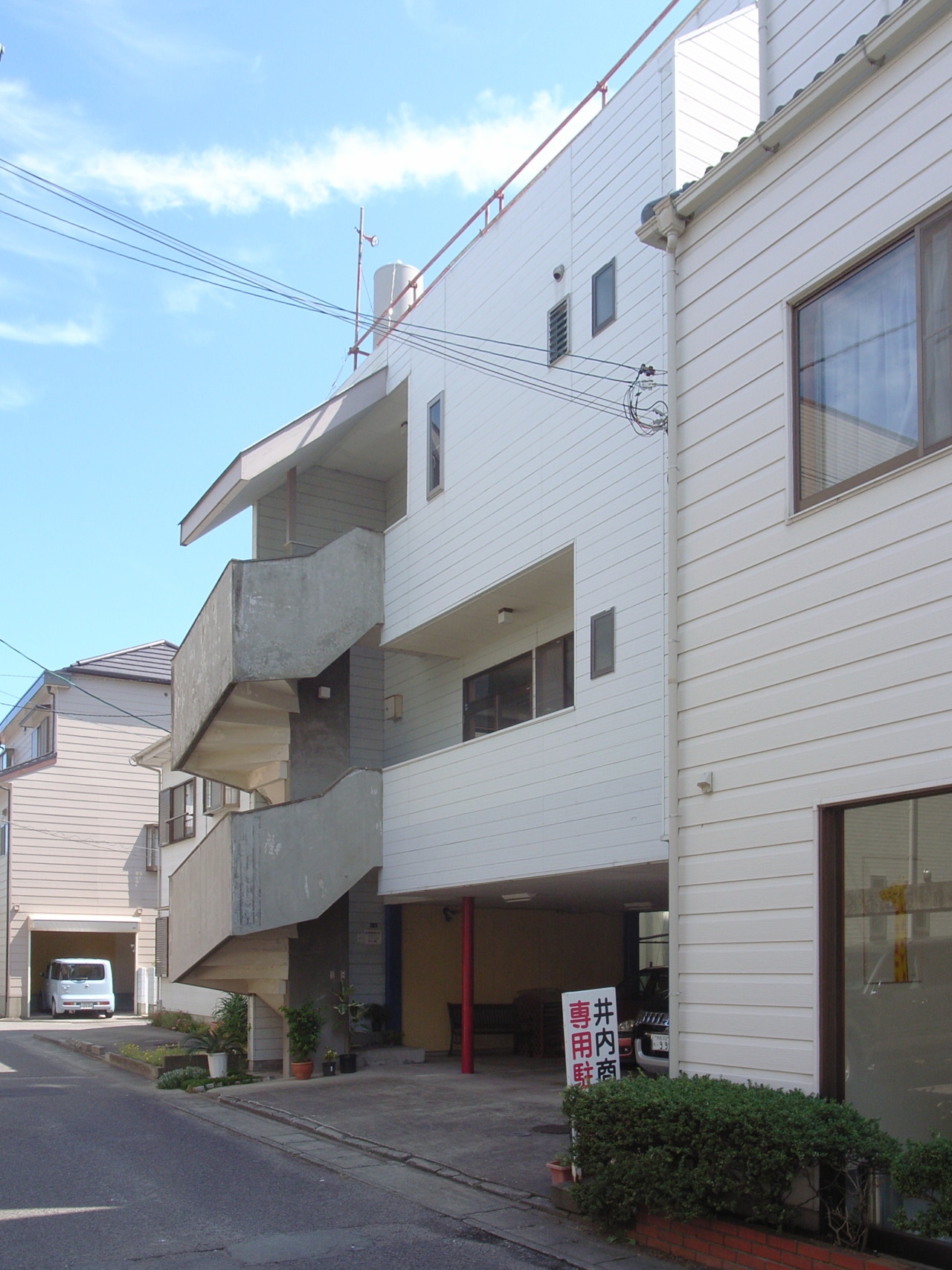 棚屋；棚式房屋（注：shelf house不是常见组合，shelf常见义是架子，但这里结合语境推测可能是类似棚屋这种简易房屋，shelf可能取其有遮蔽功能类似架子结构之意 ，不过这只是较合理的推测翻译） 丨開建築設計事務所-18