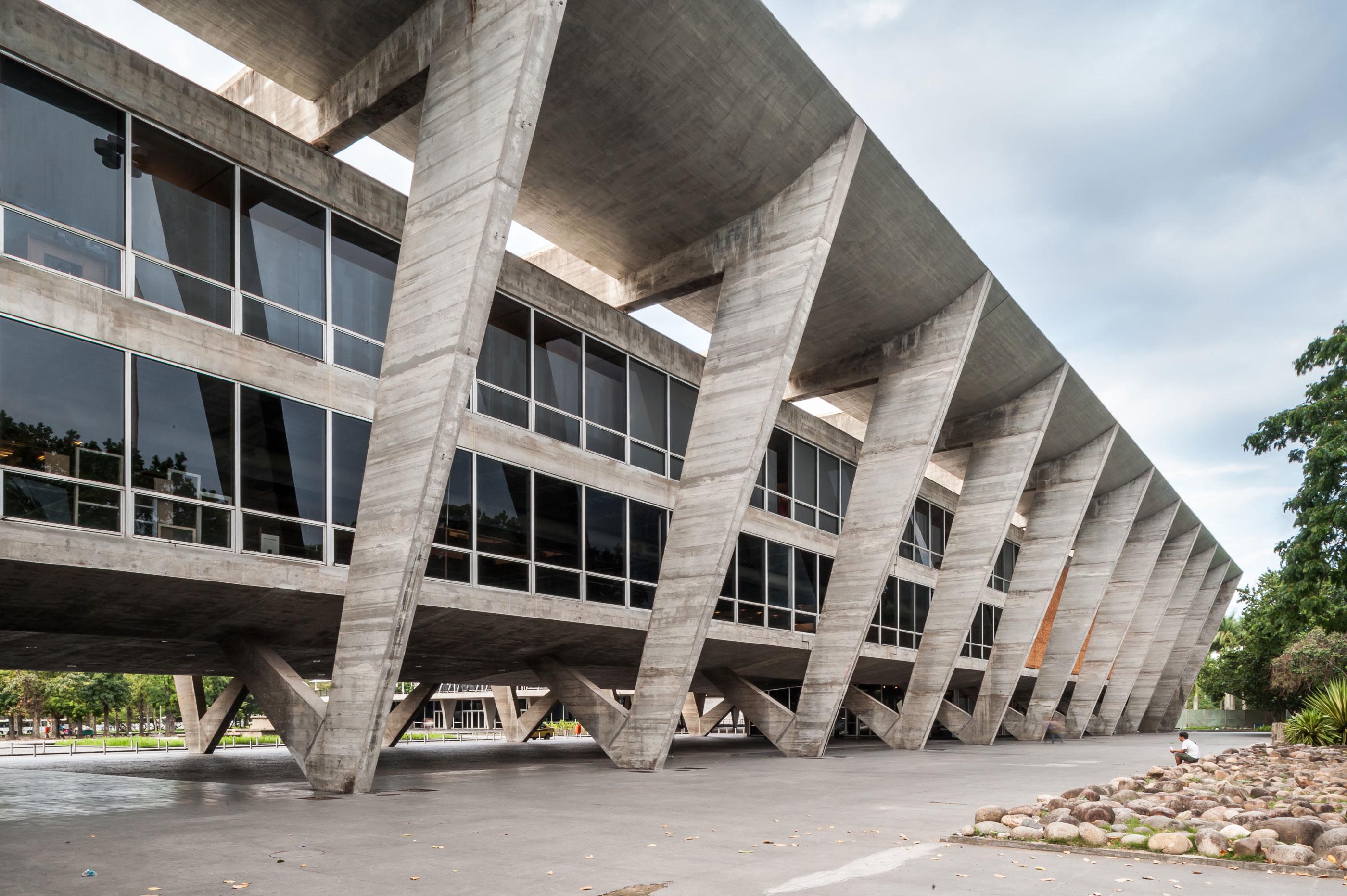 巴西里約熱內盧現代藝術博物館：建築大師 Affonso Eduardo Reidy 採V形柱列、懸吊樓板，打造現代主義建築經典 | FAM-14
