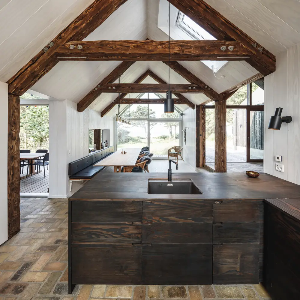 丹麦环保小屋 | 旧木重生，海景尽收眼底-4