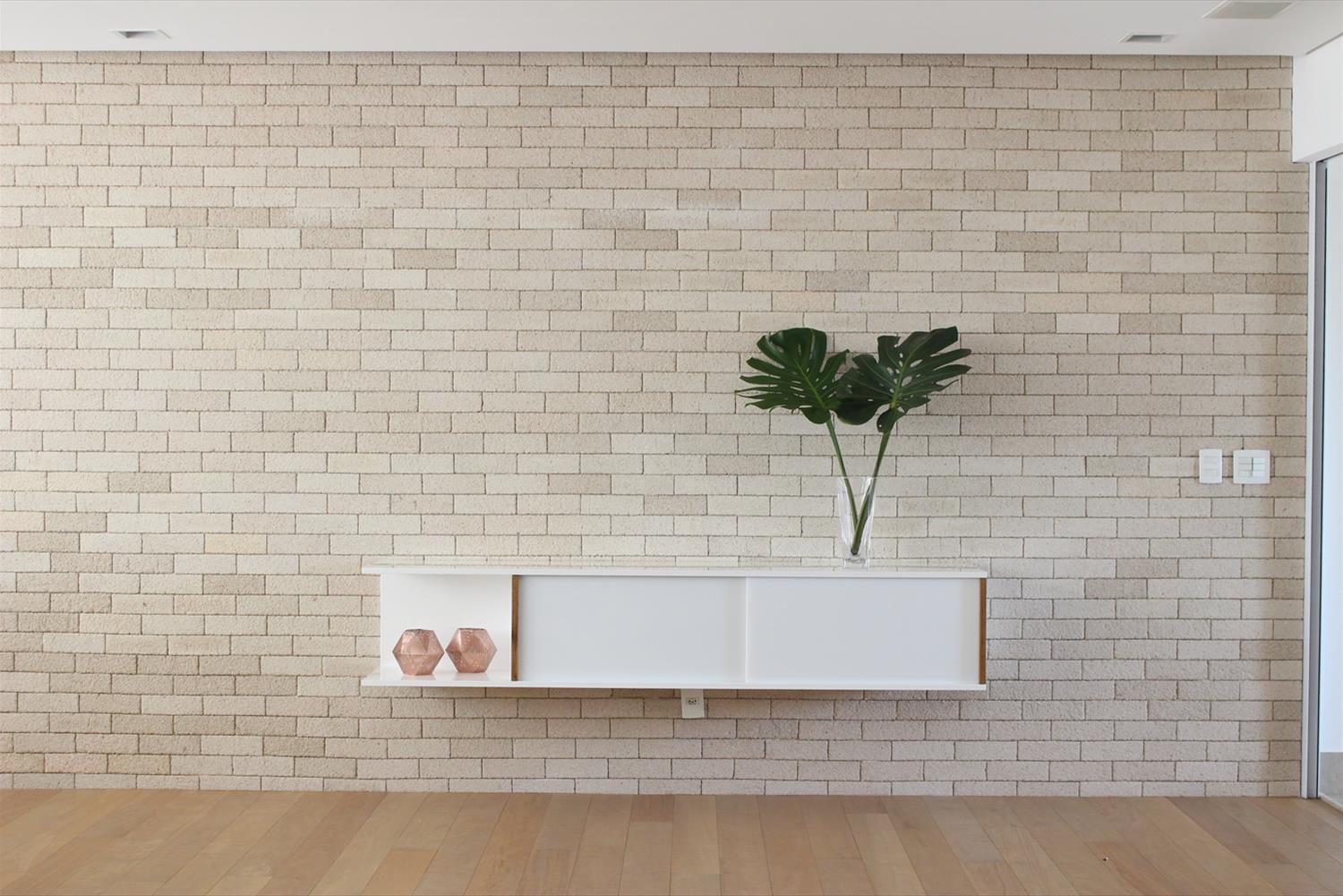 巴西 SP 市 SL 公寓 | 明亮木质与白色砖墙的简约空间-4