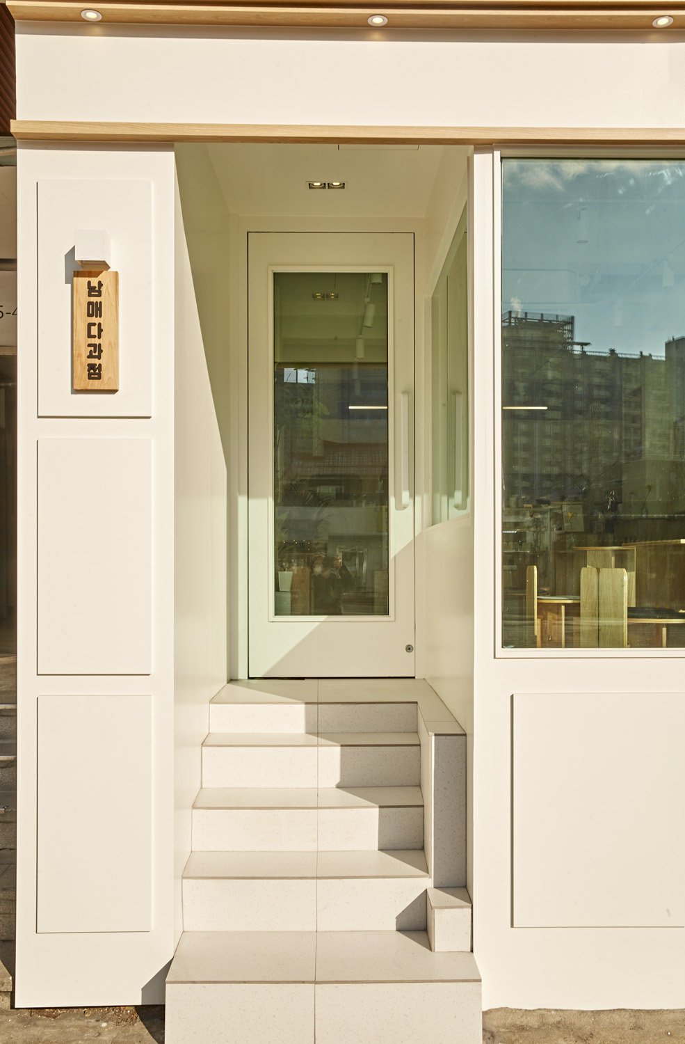 白色与木质，打造 16 平米温馨咖啡馆-17