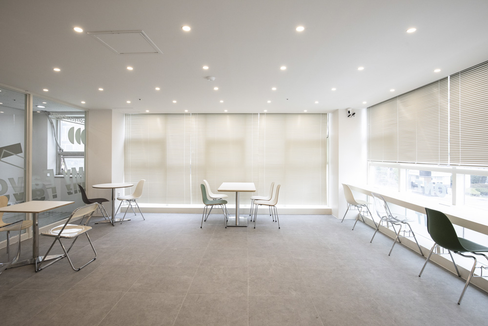 白色调的极简主义 | 17 平米的小户型咖啡厅设计-7