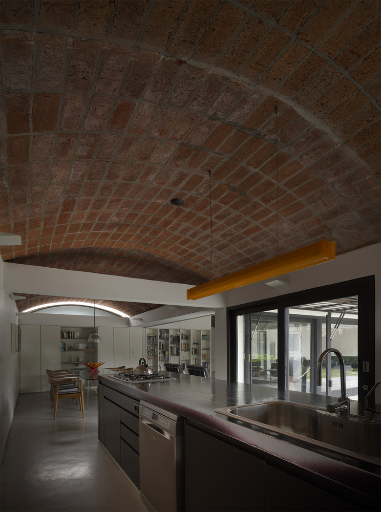 乌拉圭 HQ 住宅 | 带加泰罗尼亚穹顶的现代空间-31