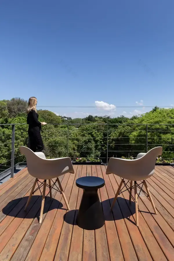 巴西集装箱住宅 | 木质设计打造温馨家居-10