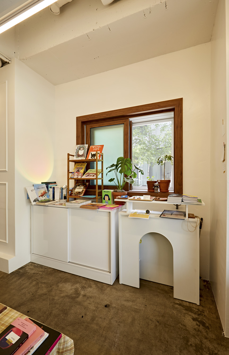 白色与木色交融的极简小书店设计-13