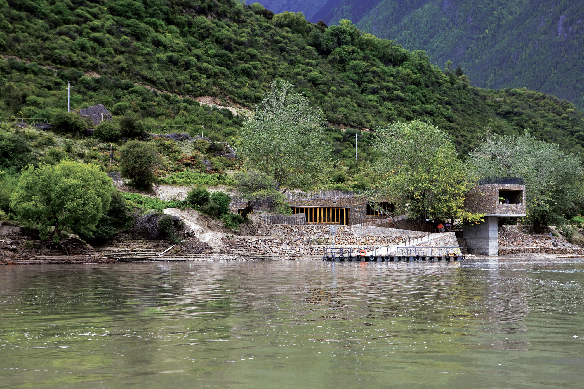 西藏雅鲁藏布江畔的船运终点站-20