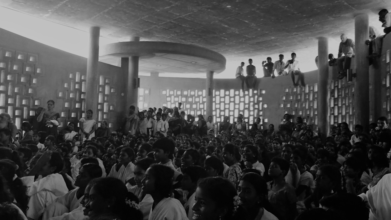 印度低成本社区中心,混凝土螺旋墙展现独特魅力-18