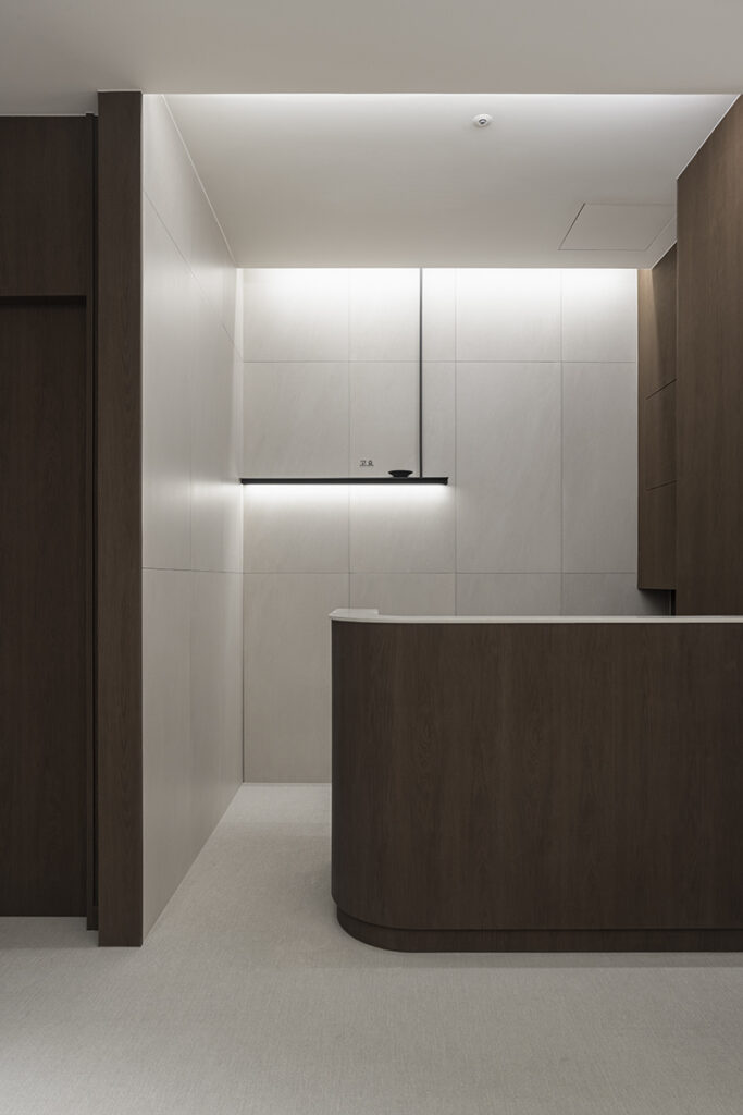 高级皮肤管理中心 | 白色与木质的优雅融合-11