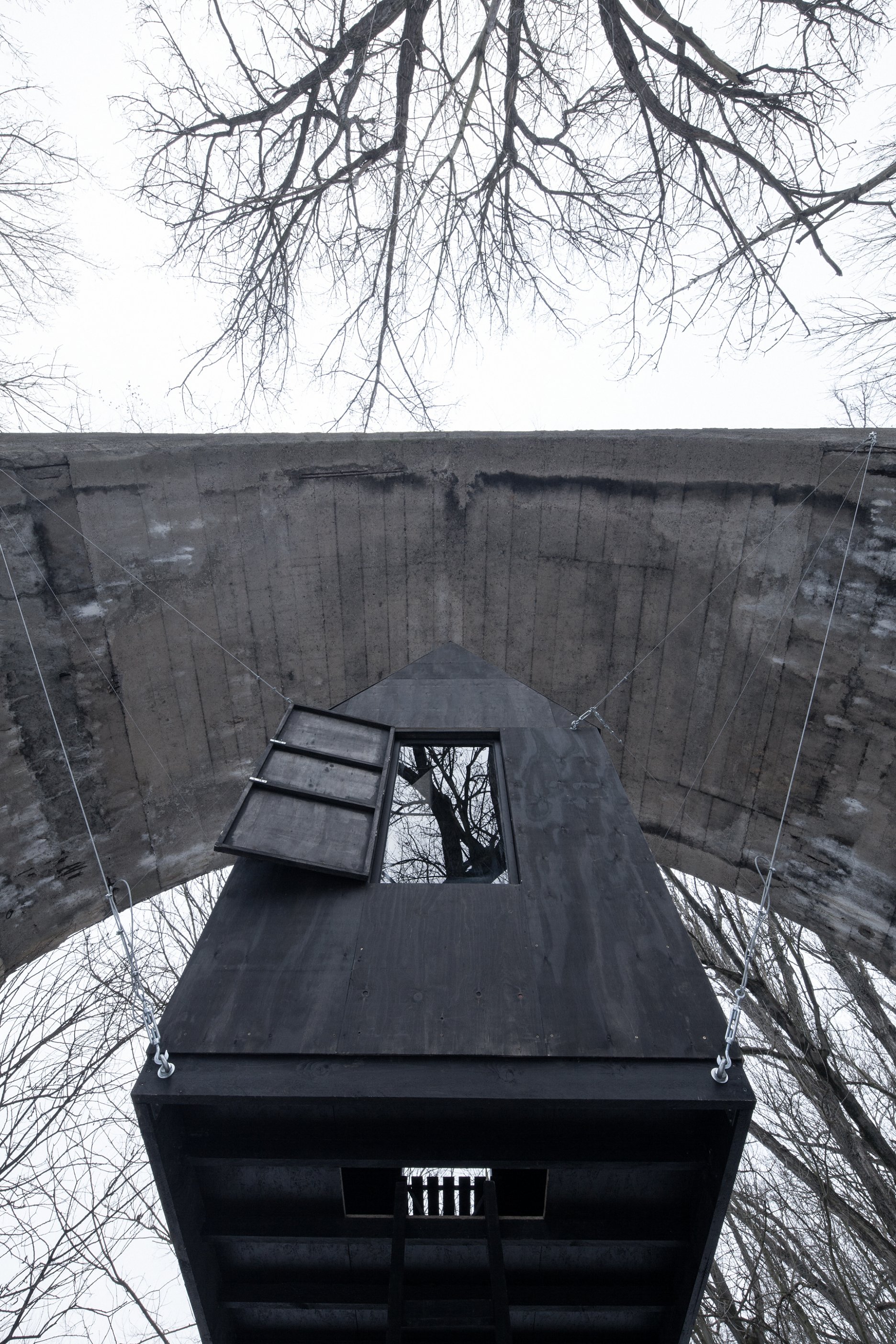 Čierny lietajúci dom, Pardubice | Archinfo.sk-39