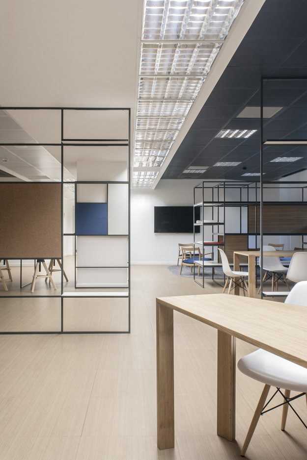 解构空间 · deamicisarchitetti 动态多面办公室设计-19