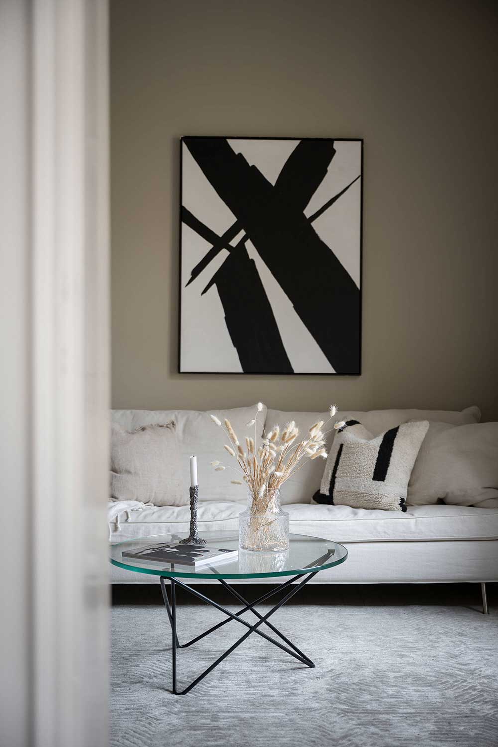 平静与宁静：斯德哥尔摩精致的单色公寓-2