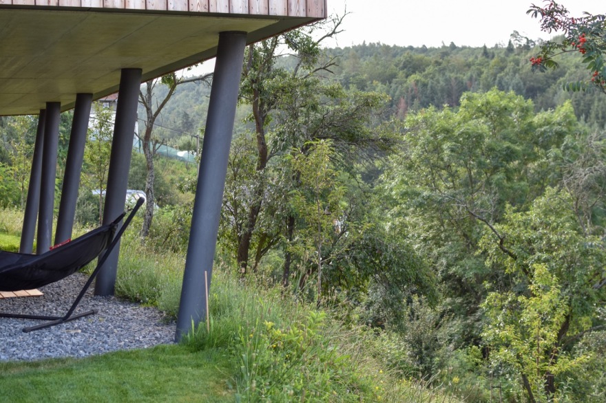 绿色和谐的坡地住宅花园设计丨捷克丨Tomáš Beránek-17