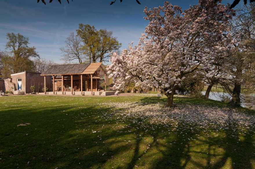 荷兰多梅勒河木材展馆 历史与现代的完美融合-0