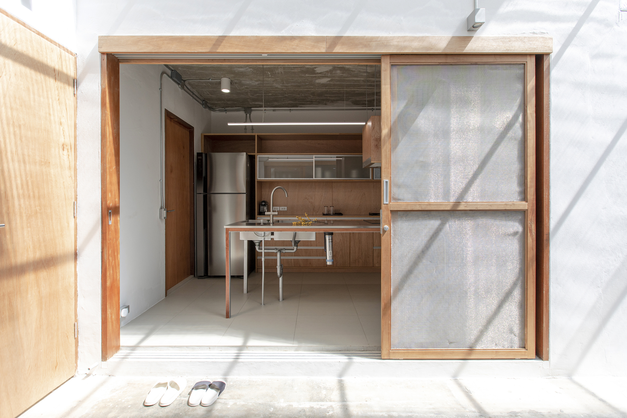 曼谷两代同堂住宅翻新-1