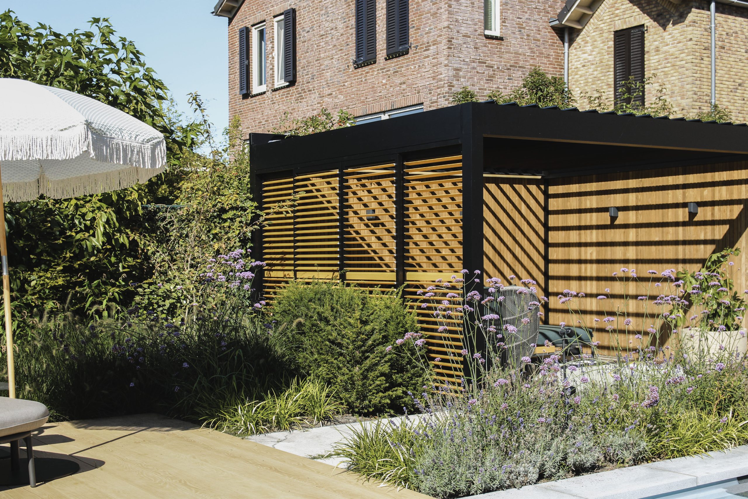 Tuin make-over met een overkapping, tuinmeubelen & zwembad-3