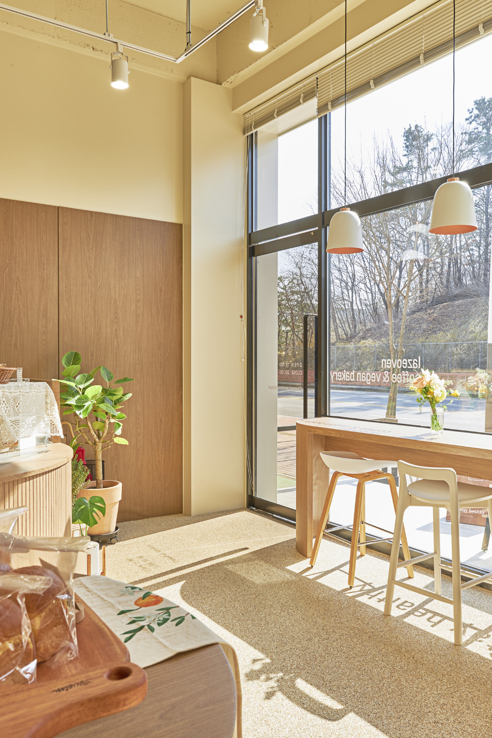 魅力无限的白色木纹 | 莱兹奥凡的 22 平米小型咖啡厅设计-18