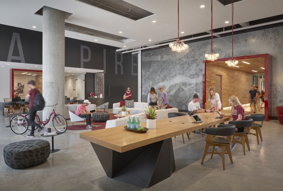 在大学站有志向-9