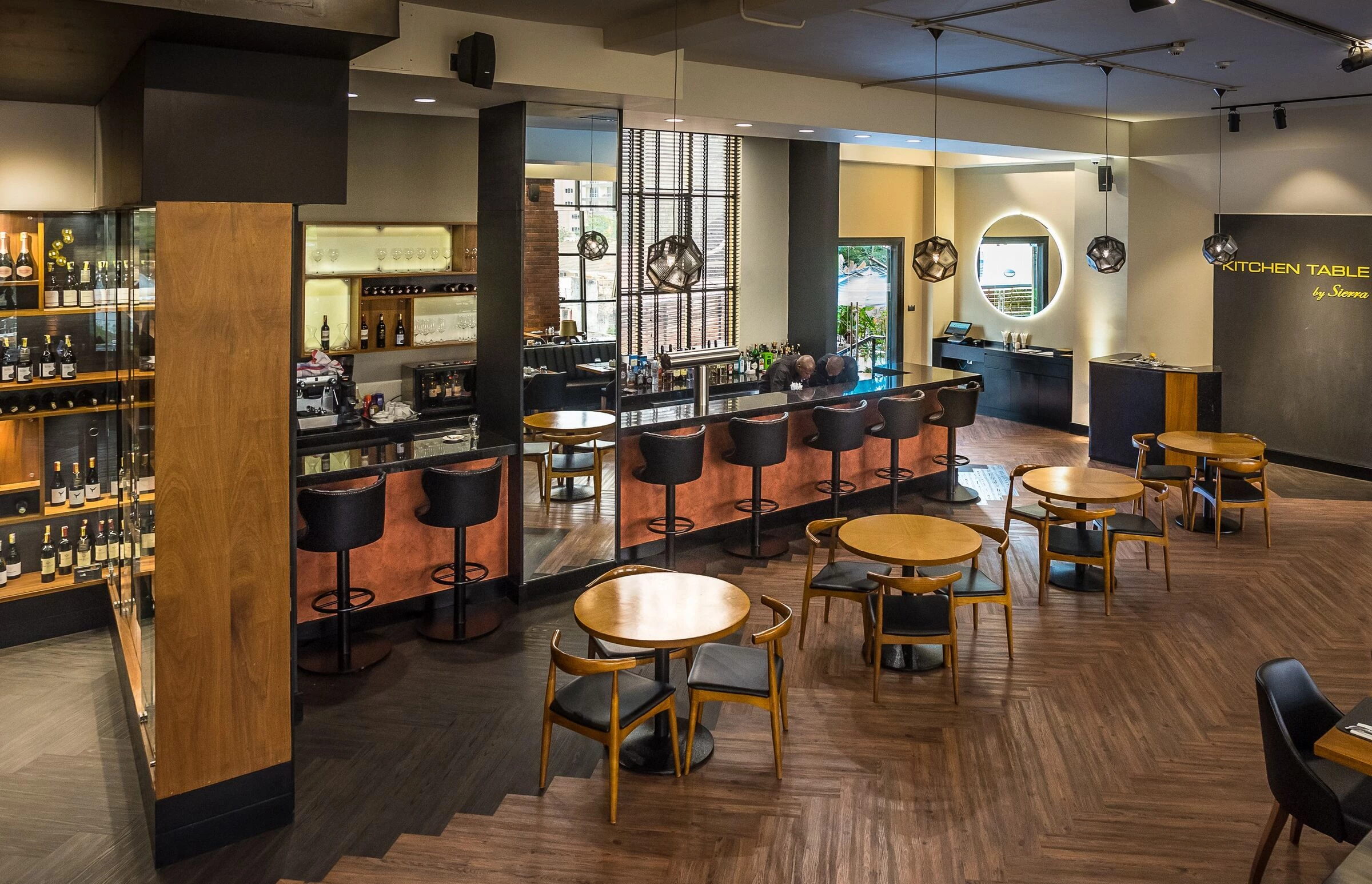 纽约风格餐厅设计,展现红砖、皮革与黑白的魅力-22