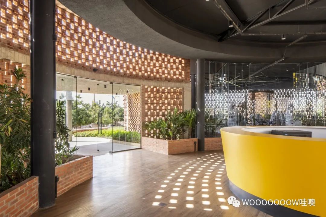 巴西 Unileão 大学体育馆 | 砖纹理与绿意空间的巧妙结合-13