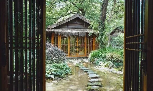 50岁的大叔,将破宅改造成别墅,里面的院子,都是诗意。-46