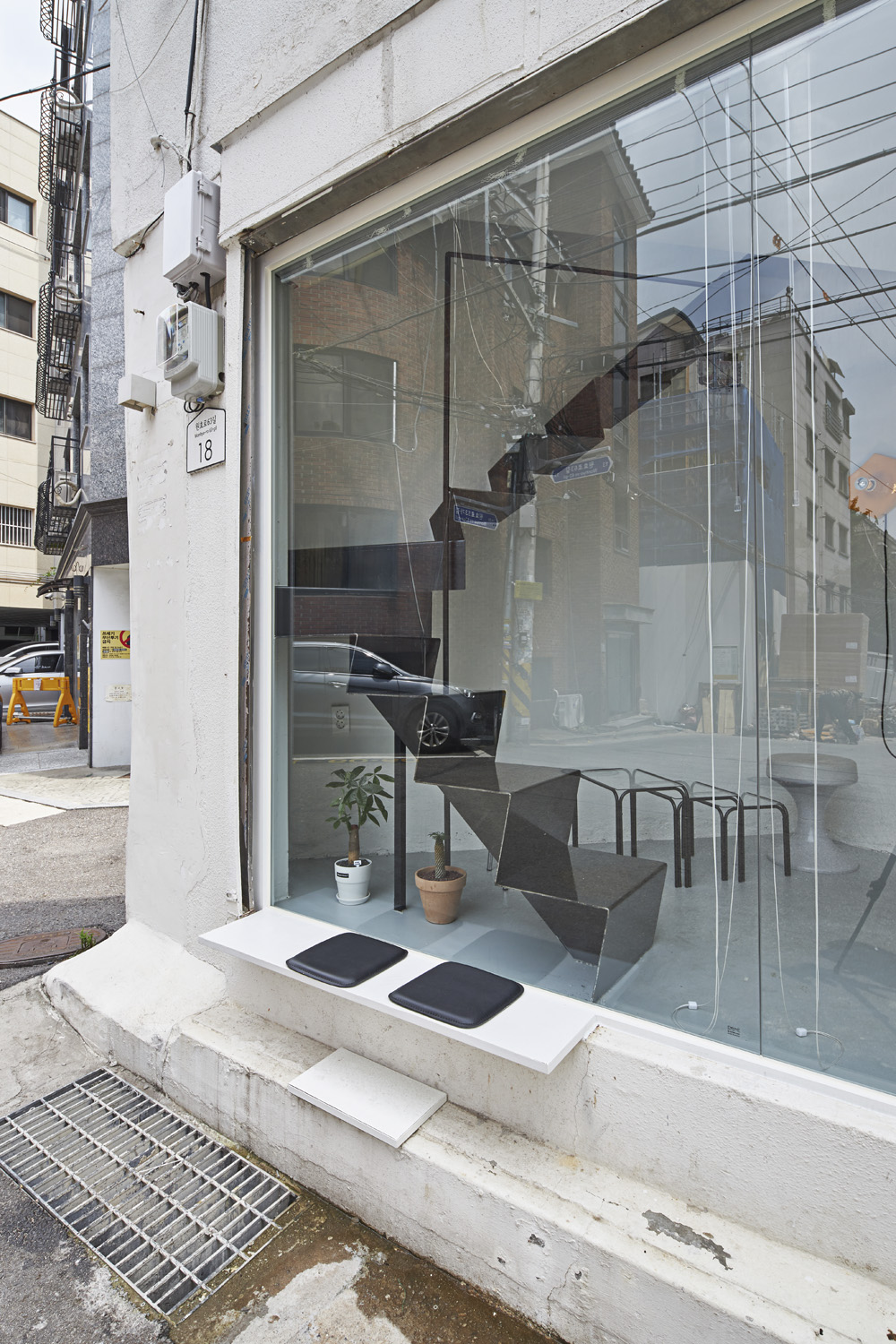 白色梦幻 | 10 平米迷你咖啡厅的惊艳室内设计-16