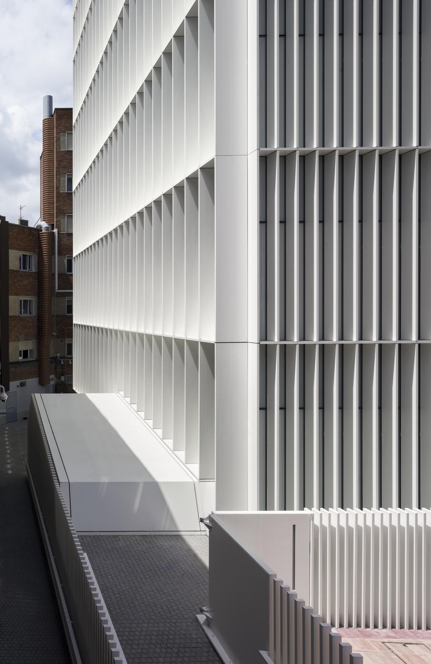 白色网格立面的新医疗建筑 | Idom 的生物十字学院设计-10