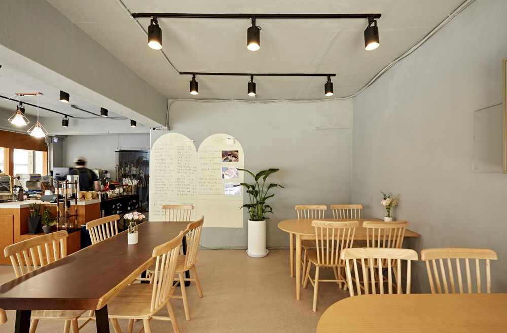白色梦幻咖啡厅 | 小巧精致的艺术空间-11