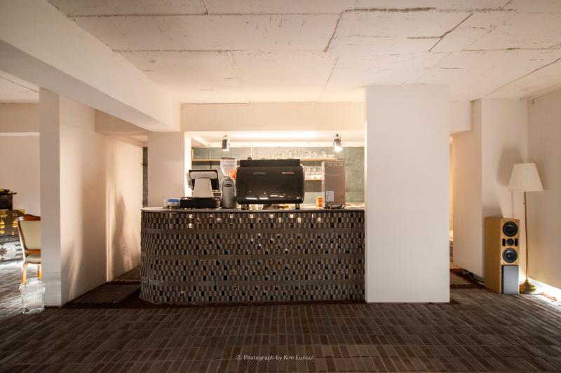 22 坪卡啡厅，素雅白诠释轻松氛围-2