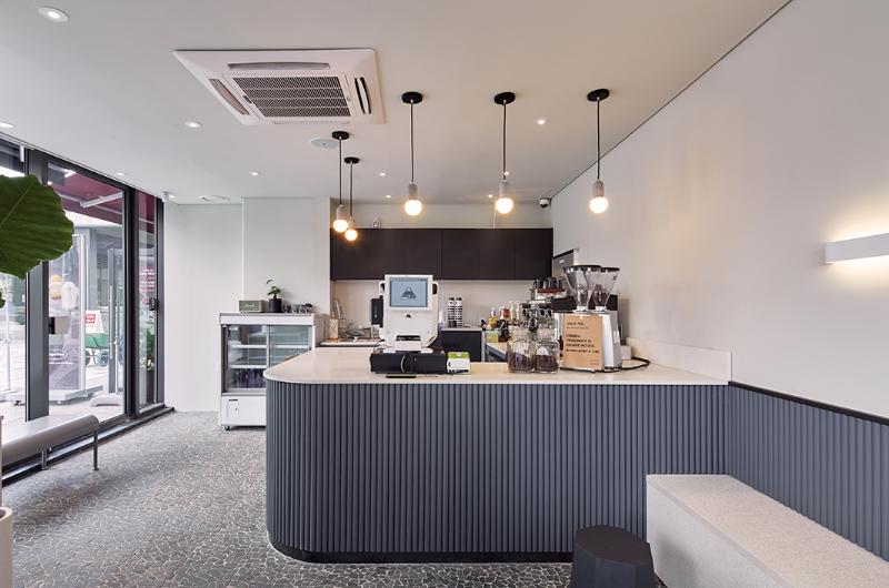 首尔 7 坪咖啡厅，白色空间中的创意设计-2