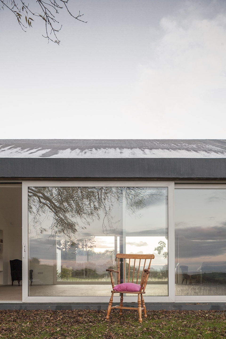 爱尔兰乡间扩建住宅,雕塑般的木结构与绝美景观相融-17