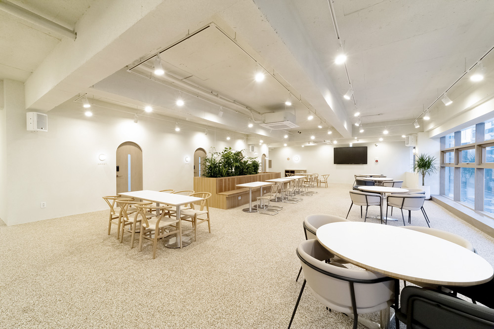 240 平现代白色&木质咖啡厅设计-10